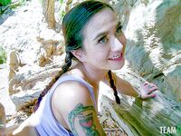 Jasmine Wilde a Kenzie Láska je smiešna a bozkáva tetovaného vtáka na otvorenom priestranstve