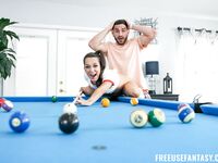 Freya Von Záhuba stojí za prd a jazdí na fúzatom chlapovi na zemi