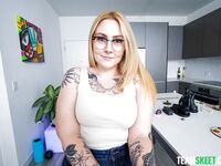 Blonďavá suka Gracie Squirts zbúrala tie deepthroat triky