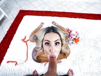 Tetovaná žena v domácnosti si užíva Misty Meanerovu kundičku