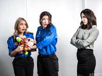 Casey Calvert, Victoria Voxxx a Nicole Aria trhajú kundičky s obrovskými falošnými vtákmi