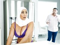 Bootylicious Arab milf Carmela Clutch dostane gule hlboko do vtáka
