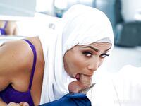 Bootylicious Arab milf Carmela Clutch dostane gule hlboko do vtáka
