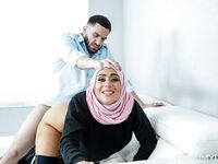 Bootylicious Arab milf Carmela Clutch dostane gule hlboko do vtáka