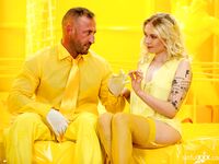 Tattomed blond Mimi Mačka jej vyfajčí vtáka, potom sa pretiahne hlboko