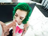 Green-haired Gia Paige s piercing bradavky v POV na obrázky