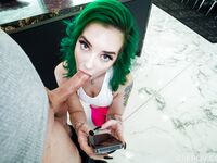 Green-haired Gia Paige s piercing bradavky v POV na obrázky