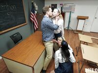 Britt Blair, Penelope Woods a Kallie Taylor rozmaznáva šťastného chlapa v triede