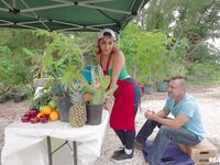 Ružovo-vlasá suka Roxie hriešnik si užíva vonku tvrdé jebanie