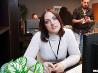 Lucy Lotusová zaobchádza s černochom s bradou v triede