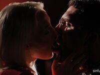 Malá blondínka, Lovita Fate pekne jebaná uprostred noci