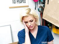 Pokušenie kleptomaniak MILF Charli Phoenix jebaný drzá ochranka