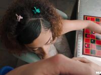 Göndör hajú bimba kira perez videójátékot játszik miközben baszva