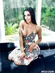 Chabos milf jayne doh zvádza fotoaparát tesnou kundou predtým, než šukajú