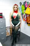 Naughty Christmas Milfs Sofia Locke a Mia James potrestaný za krádež