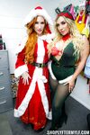 Naughty Christmas Milfs Sofia Locke a Mia James potrestaný za krádež