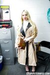 Naughty blond milf naomi Ryder dostane ťažké časy za krádež