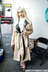 Naughty blond milf naomi Ryder dostane ťažké časy za krádež