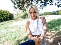 Louise Lee dostane špinavú jebačku do jej skurvenej papule po tom, čo slúžila mladému vtákovi