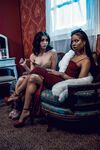 Kira noir a Jane Wilde divoká lesbická kundička lízanie na gauči