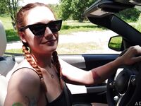 Siri dahl fajčí vtáka a jebe v rôznych pozíciách