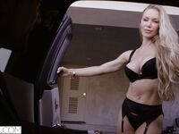 Nicole aniston sa usmieva, zatiaľ čo jej tesná kundička je vŕtaná tvrdo
