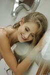Tiffany Tatum je vychudnutá blonďavá pornohviezdna kundička na gule