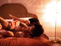 Kučeravé vlasy ebony alina ali tvrdo jebané v posteli