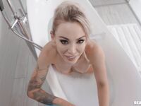 Tattoed blond milf isabelle deltore fajčí Jordiho vtáka s šťavnatými prsiami v kúpeľni