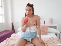 Ariana van x sa zohreje so svojou obľúbenou sex hrou predtým, než ju pojebú
