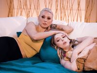 Kenzie Taylor a Lily Larimar si radi navzájom lízajú holenie kundičky