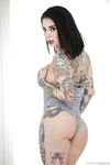 Tattoed nymphoman Joanna Angel sa nemôže dočkať, až sa dostane v posteli Romi dážď