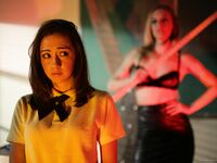 Lily Jordan, Mona Wales - perverzný učiteľ