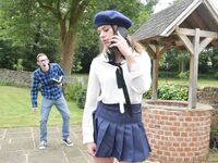 Alice Fabre - školáčka dostane veľký vták