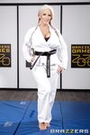 Alura Jenson - Horúci karate tréner