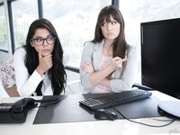 Alison Rey a Gina Valentina v práci