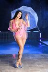 Romi Rain a čierna oštep