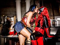 Charlotte Stokely a Romi Rainov cosplay lesbička