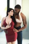 Romi Rain a čierny chvost