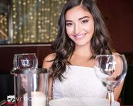 Emily Willisová máva sex v reštaurácii