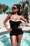 Priya Rai pri bazéne