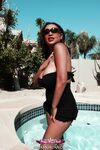 Priya Rai pri bazéne