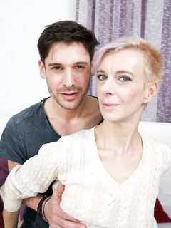 Belinda Včela - Staršia manželka