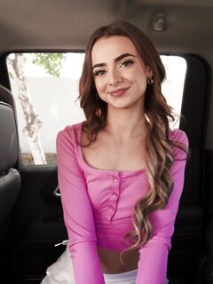 Silné telo Nikki Nicole vnútri a von z auta dostane tvrdý sex