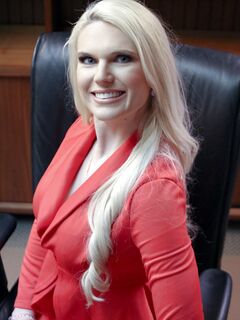 Dlhovlasý milf Sydney Davis šuká sebavedomého režiséra