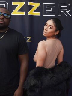 Violet Myers nasáva a jazdí na veľkom čiernom dreve na sústruženie orgazmus
