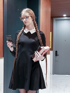 Dlhá čiernovlasá knihomoľ s okuliarmi je v prdeli v prepichnutých pančuchách
