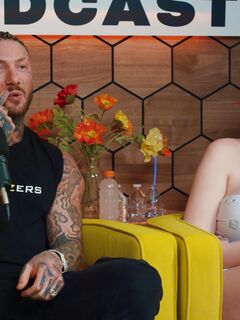 Tattomed dievčatá Abigail Morris a Toochi Kaš zdieľajú červeného vlka