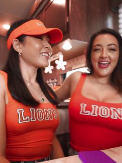 Smaragdové lásky a Cassie Lenoir si navzájom lízajú kundičku počas divokého sexu