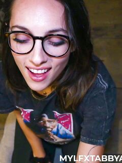 Tabby Noname je hrubý, pulzujúci chvost je vcucnutý a jebaný v POV
